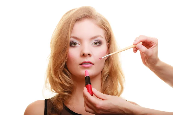 Maquillaje. Mujer aplicando lápiz labial rojo con pincel — Foto de Stock