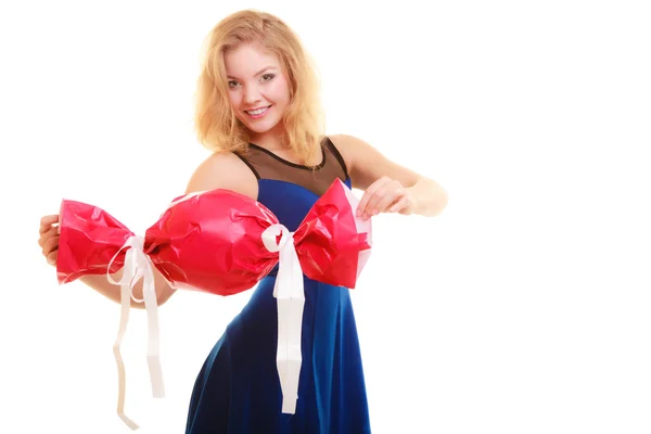 Dovolená láska štěstí koncept - dívka s červeným dárkem — Stock fotografie