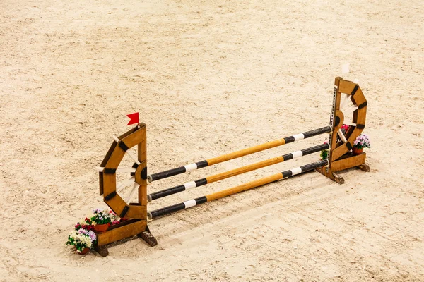 Equitação. Obstáculo para pular cavalos . — Fotografia de Stock