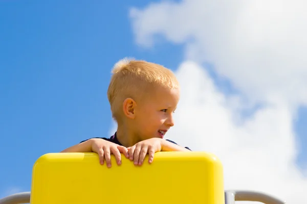 Kind auf Spielplatz klettert beim Spielen. — Stockfoto
