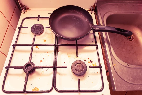 Estufa de gas sucia en la cocina — Foto de Stock