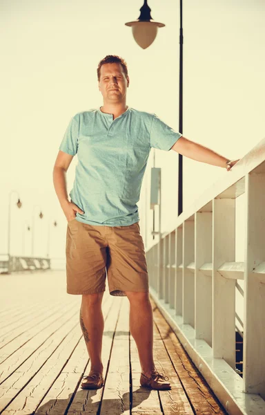 Schöner Mann Tourist auf Pier. Modesommer. — Stockfoto