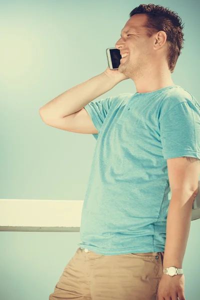 Mann Tourist auf Pier mit Smartphone. Technologie. — Stockfoto