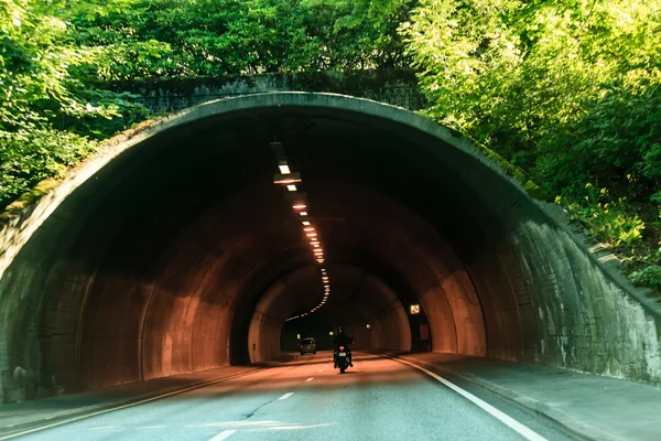 Entrée du tunnel et véhicules en Norvège — Photo