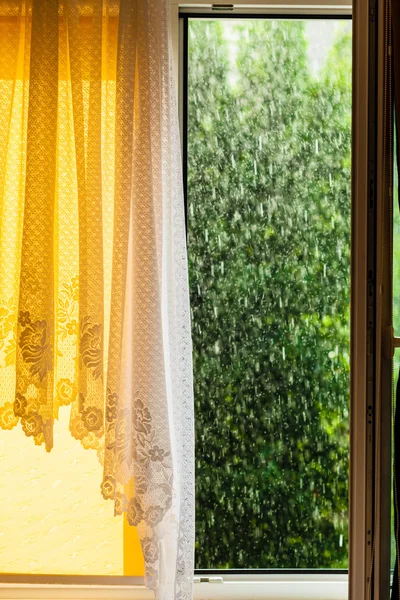 Yağmurlu dış pencere. Sağanak yağmur. — Stok fotoğraf