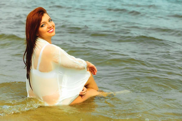 휴가입니다. 물 바다에 재미 있는 여자. — 스톡 사진