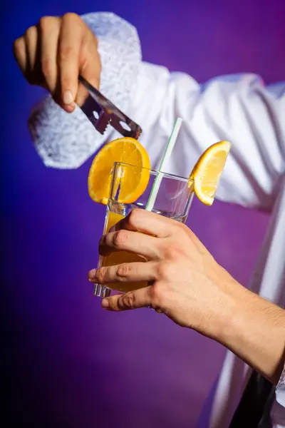 Νεαρός μπάρμαν ετοιμάζεται ποτό κοκτέιλ αλκοόλ — Φωτογραφία Αρχείου