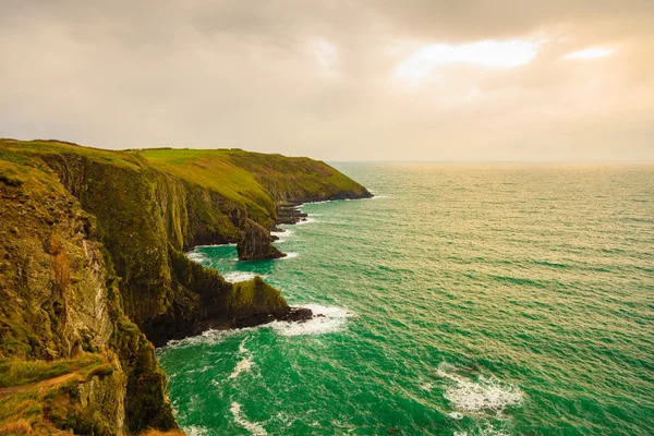 Irlandzki krajobraz. Wybrzeże atlantyckie wybrzeże Oceanu Atlantyckiego. — Zdjęcie stockowe