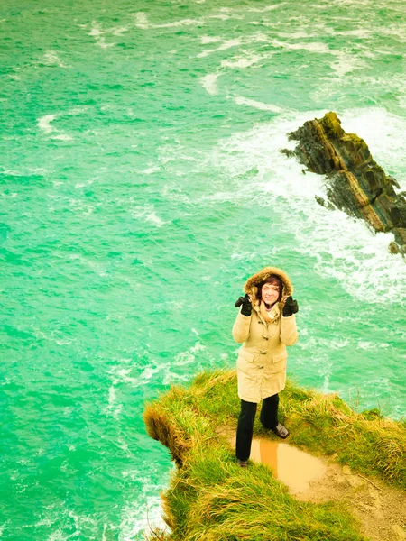 Irische Atlantikküste. Touristin steht auf Felswand — Stockfoto