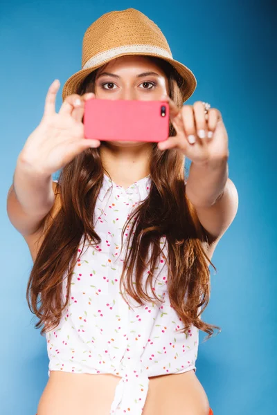 Woman taking self picture with smartphone camera — Stock Photo, Image