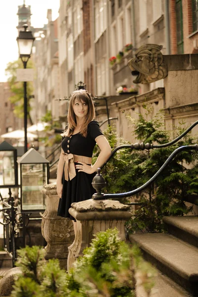 Mujer de moda en gafas de sol en la calle — Foto de Stock