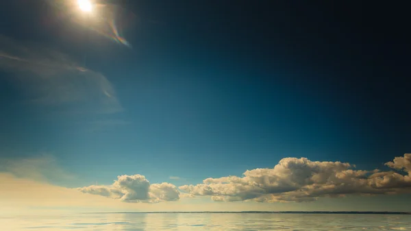 Beau paysage marin soir horizon de mer et ciel. — Photo