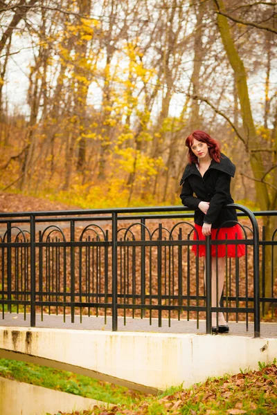 Mode vrouw ontspannen wandelen in herfst park — Stockfoto