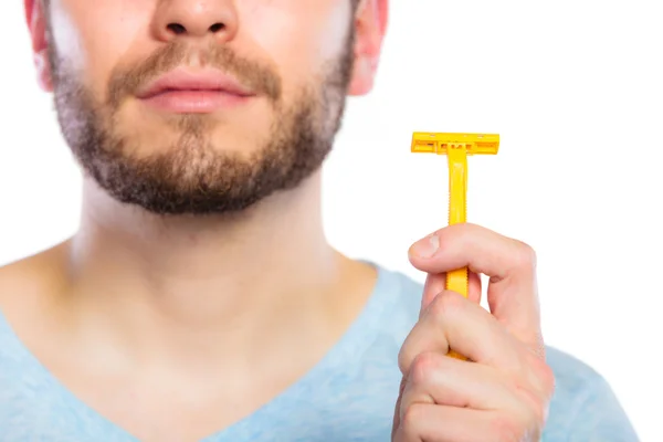 Joven con barba mostrando hoja de afeitar —  Fotos de Stock