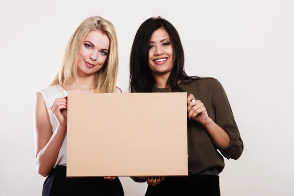 Twee vrouwen houden leeg bord — Stockfoto