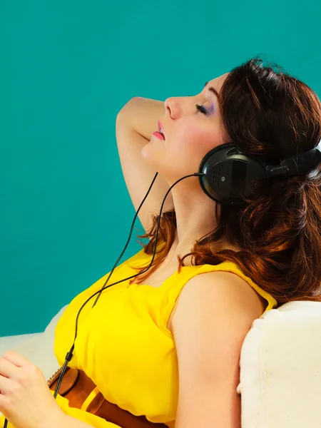 女の子で大きなヘッドフォンリスニング音楽mp3リラックス — ストック写真