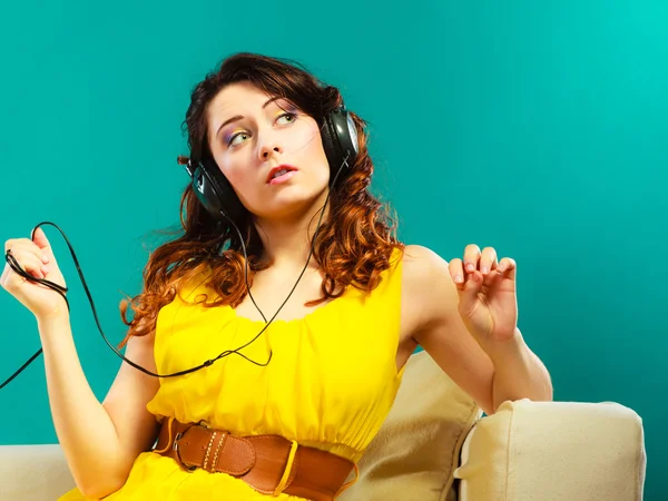 Девушка в наушниках слушать музыку mp3 расслабляющий — стоковое фото