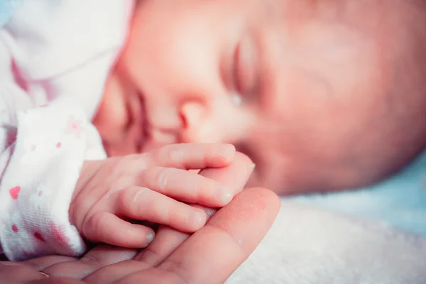 Ręka Śpiąca dziewczynka w dłoni matka — Zdjęcie stockowe