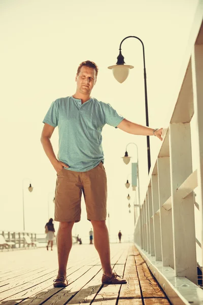 Handsome man tourist on pier. Fashion summer. — Stock Photo, Image