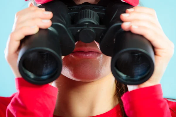 Salvavidas de guardia mirando a través de binocular — Foto de Stock