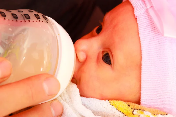 Father feeding newborn baby girl with milk bottle — Stock Photo, Image