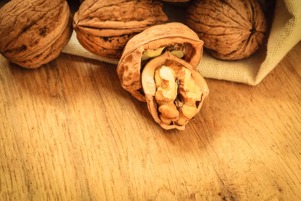 Nueces sobre mesa rústica de madera vieja —  Fotos de Stock