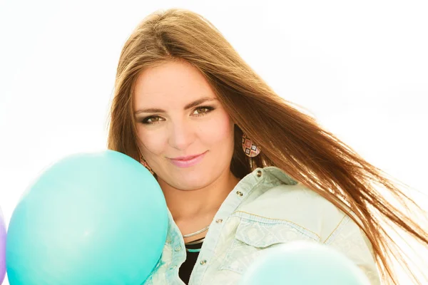 Renkli balonları olan genç kız. — Stok fotoğraf