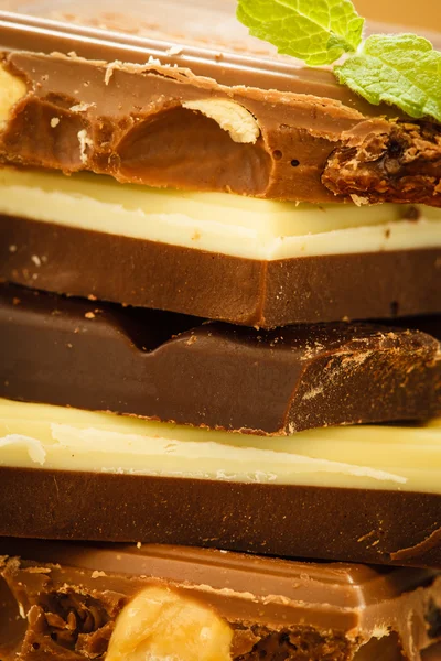 Stapel verschiedener Sorten Schokolade — Stockfoto