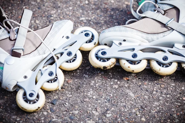 Patins à roulettes en gros plan sur asphalte . — Photo