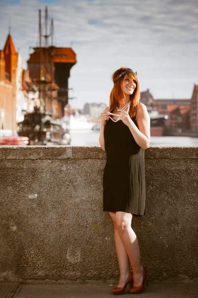 Flapper chica mujer en1920 estilo de pie en la calle —  Fotos de Stock