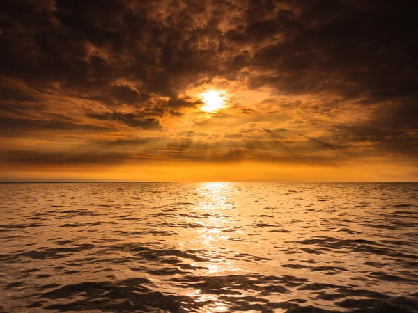 Hermoso paisaje marino horizonte del mar de la noche y el cielo. — Foto de Stock