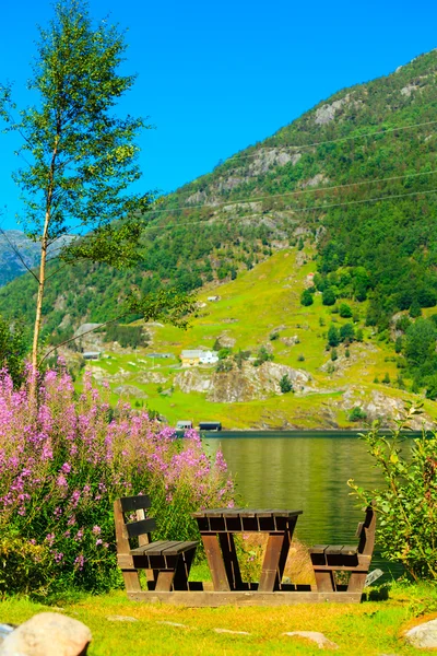 Mesa de piquenique e bancos perto do lago — Fotografia de Stock