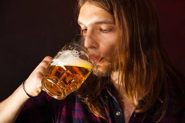 Handsome young man drinking beer — Stock Photo, Image