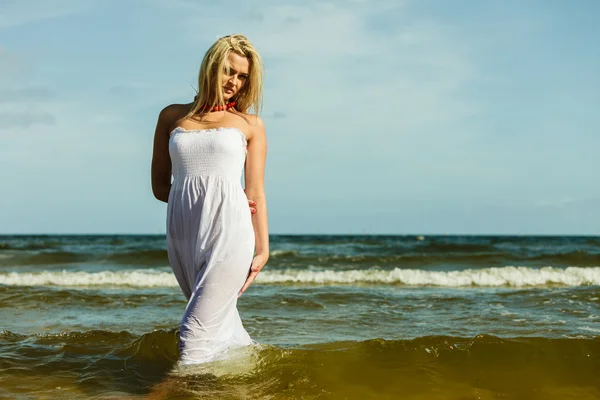 Beautiful blonde girl on beach — Stock Photo, Image