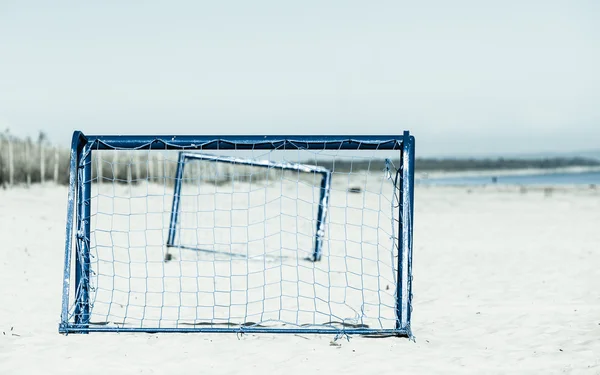 Fotboll gates på sandstrand — Stockfoto