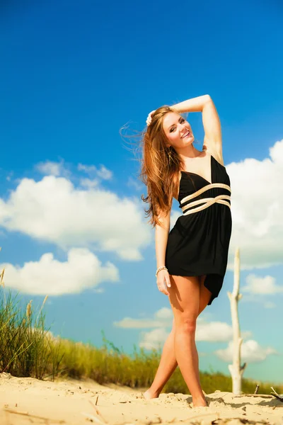 Felices vacaciones de playa mujer — Foto de Stock