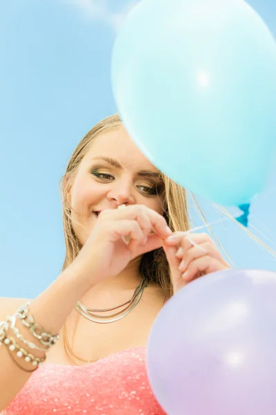 Adolescente chica con coloridos globos — Foto de Stock