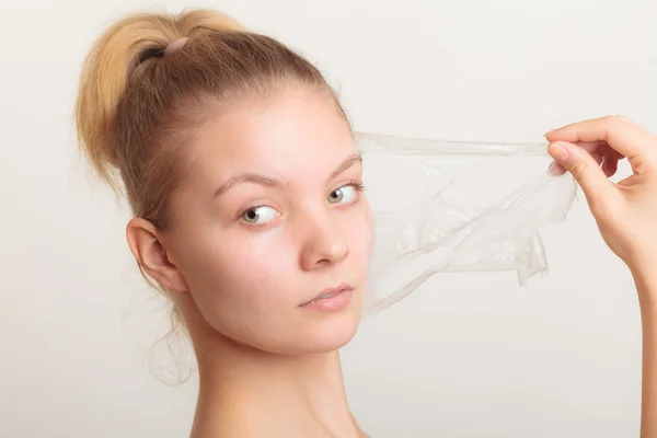 Dívka, odebrání obličejové slupovací masky — Stock fotografie