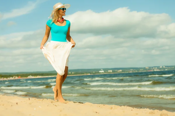 Prachtige blond meisje op het strand — Stockfoto