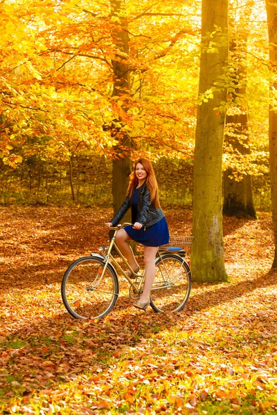 Menina beleza relaxante no parque de outono com bicicleta — Fotografia de Stock