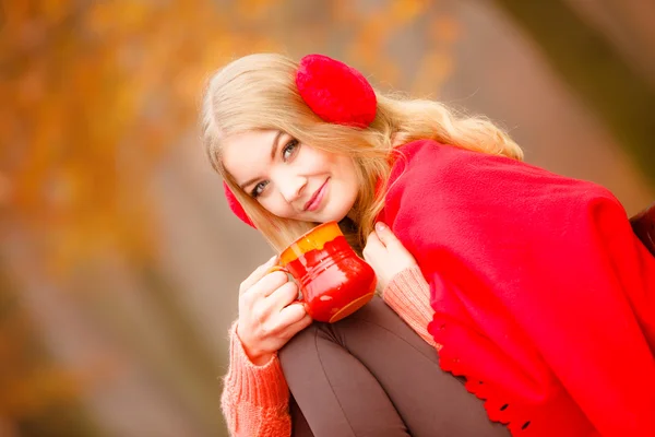 Chica en el parque de otoño disfrutando de bebida caliente — Foto de Stock