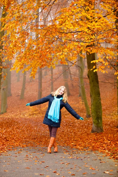 Girl relaxing walking in autumnal park — Stock Photo, Image