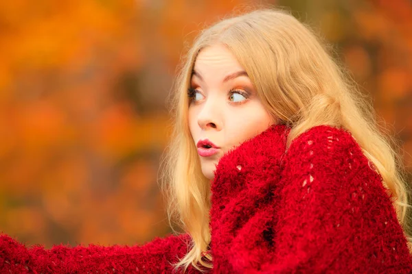 Portret blondynka kobiety zabawny zewnątrz. — Zdjęcie stockowe