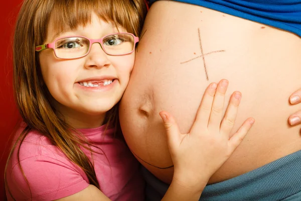 Donna incinta con sua figlia — Foto Stock