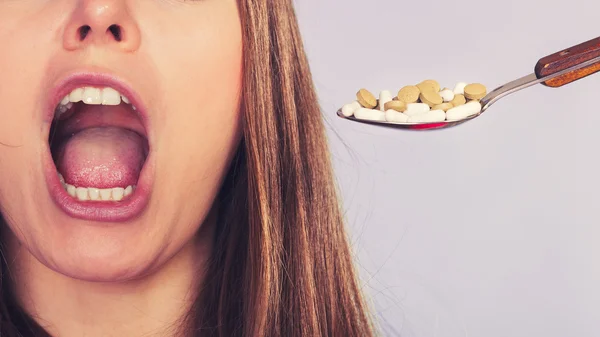 Woman patient taking pills tablets — Stock Photo, Image