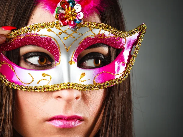 Vrouw in carnaval masker. — Stockfoto