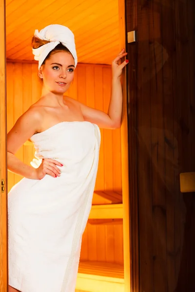 Kobieta relaksująca się w drewnianej saunie — Zdjęcie stockowe
