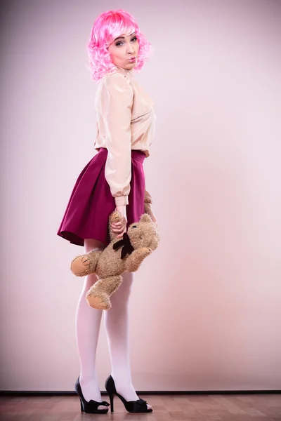 Mujer infantil con juguete de oso de peluche — Foto de Stock