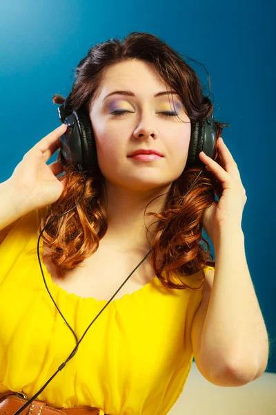 Menina em grandes fones de ouvido ouvir música mp3 relaxante — Fotografia de Stock
