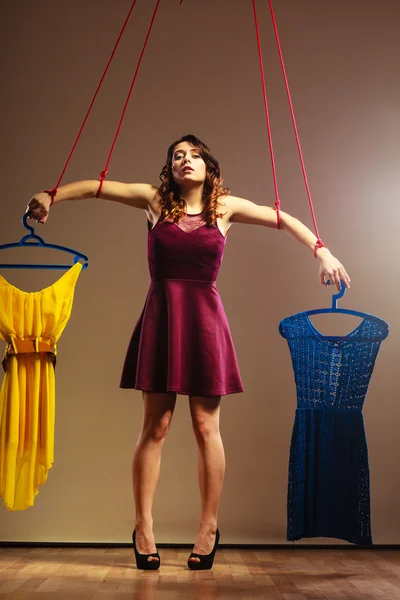 Missbrukare av shopping kvinna flicka marionett med kläder — Stockfoto